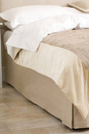 furniture/bed_valance2.jpg